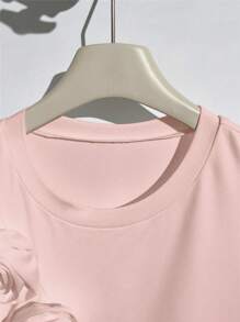 SHEIN Privé 女士 3D 玫瑰装饰圆领纯色 T 恤 - 淺粉色 - 查看 4