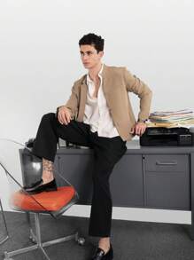 SHEIN X ELOISA & ORSON AKNOTIC Business Casual Chaqueta de traje de corte ajustado con cuello mao y botones metálicos de color caqui para hombre, adecuada para uso diario, vacaciones y primavera/verano, regalo de graduación