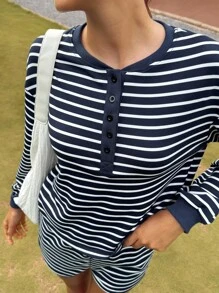 Jouncy Bộ 2 áo thun dài tay kẻ sọc cài nút cho nữ và quần short - Màu xanh lam - Xem 4