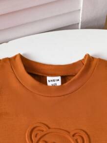 男婴夏季运动T恤和牛仔套装！上衣采用清新色调，搭配可爱的小熊图案，充满可爱个性；下装搭配经典牛仔裤，简约时尚。适合外出展现童真，休闲居家穿着舒适自由，活力四射的运动，甚至派对派对，都能成为吸睛的焦点。 - 彩色 - 查看 4