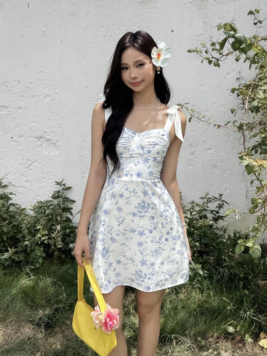 SHEIN Váy hở lưng họa tiết hoa màu xanh lam kiểu Pháp thanh lịch có nơ vai có thể điều chỉnh cho bé gái tuổi teen, trang phục đi nghỉ - Màu xanh lam - Xem 1