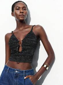 Maija Regata Feminina Preta com Decote em V e Anel Frontal Circular, Textura de Tricô, Top Cropped Minimalista e Sexy, Sem Mangas, Adequada para Uso Casual, Praia e Férias - Preto - Visão 4