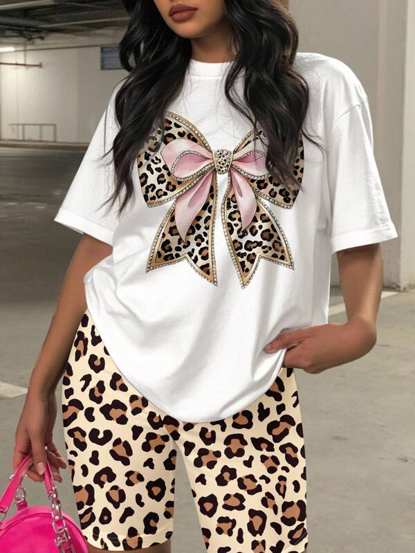 Slaydiva Set GraphicGems 2 buc: Tricou casual cu mânecă scurtă, guler rotund, imprimeu leopard, fluturi și model floral și pantaloni scurți mulați cu imprimeu leopard, îmbrăcăminte de casă și de exterior confortabilă pentru vară, mărime plus