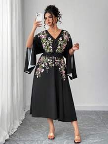 SHEIN Elenzya 大码女式花卉印花V领开袖A字连衣裙 - 黑色 - 查看 1