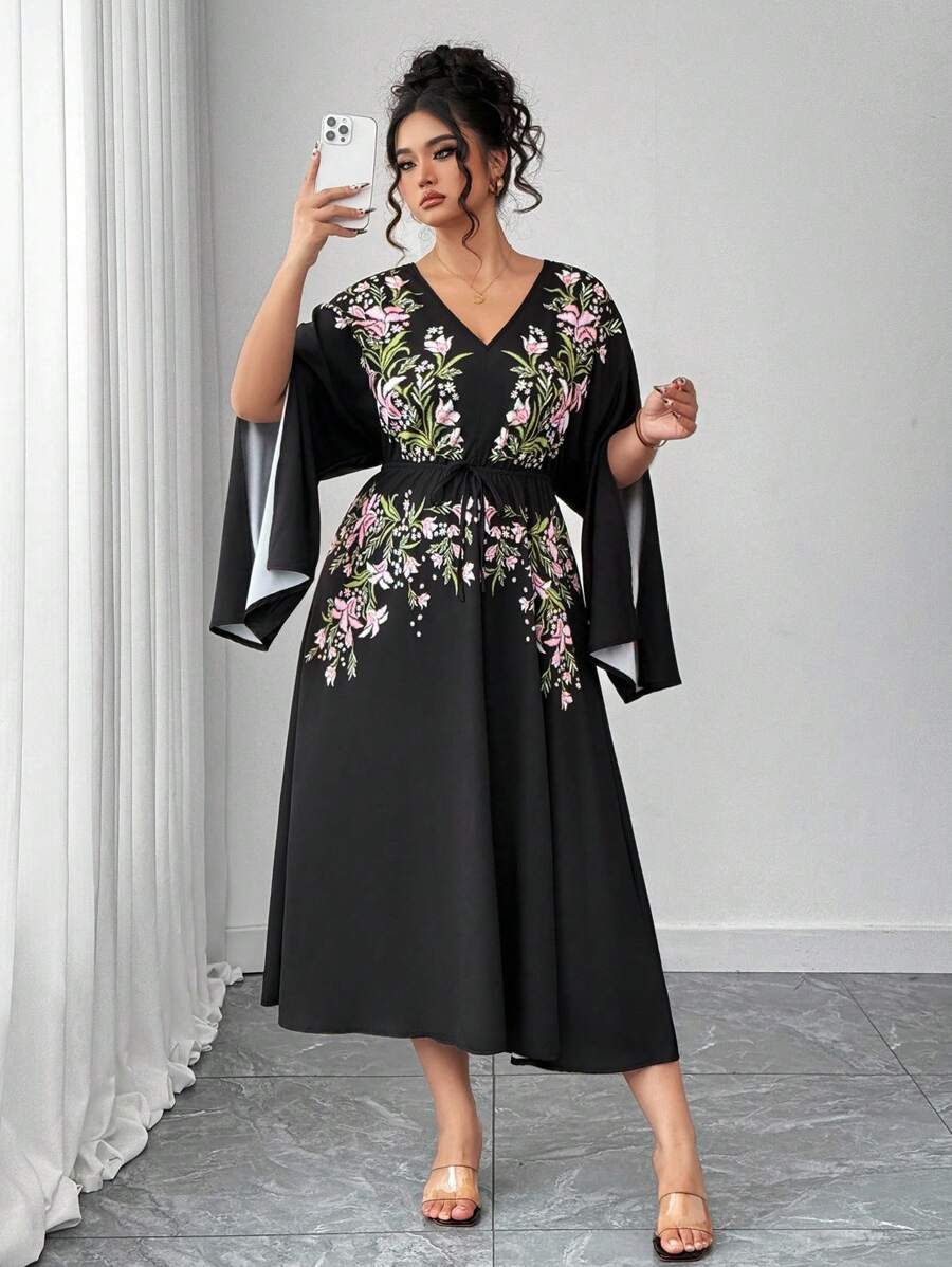 SHEIN Elenzya 大码女式花卉印花V领开袖A字连衣裙 - 黑色 - 查看 1