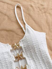 Soleia Femmes Combinaison en maille texturée plissée blanche pour les vacances, décoré d'une étoile de mer métallique à l'avant, coupe ajustée. Convient pour les fêtes, les rendez-vous, le thé de l'après-midi, la plage. Peut être portée à l'intérieur ou à l'extérieur. Style casual de rue