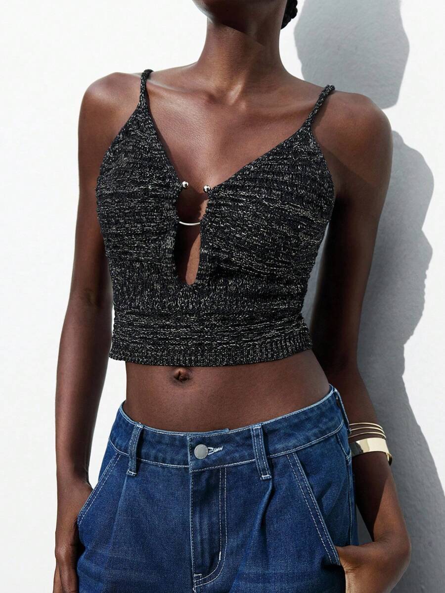 Maija Regata Feminina Preta com Decote em V e Anel Frontal Circular, Textura de Tricô, Top Cropped Minimalista e Sexy, Sem Mangas, Adequada para Uso Casual, Praia e Férias - Preto - Visão 1