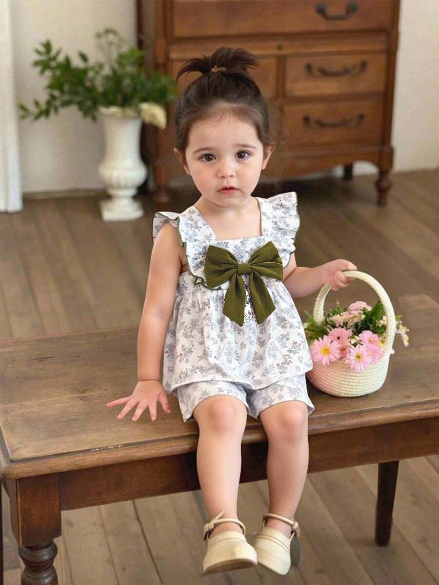 SHEIN 2 pezzi outfit per bambina - Top con maniche a volant e pantaloncini corti con fantasia floreale e blocchi di colore con decorazione a farfalla, tuta casual floreale vintage per primavera/estate, per esterno/vacanza - Verde - Visualizzare 1