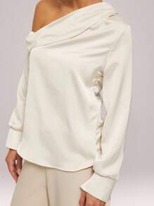 Silquee Damska satynowa bluzka z długim rękawem w jasnobeżowym kolorze, asymetryczny krój na jedno ramię, odpowiednia na Walentynki, imprezę, romantyczną randkę, druhnę, wesele, formalną okazję, do biura, na jesień/zimę i wiosnę - Morela - Zobacz 3