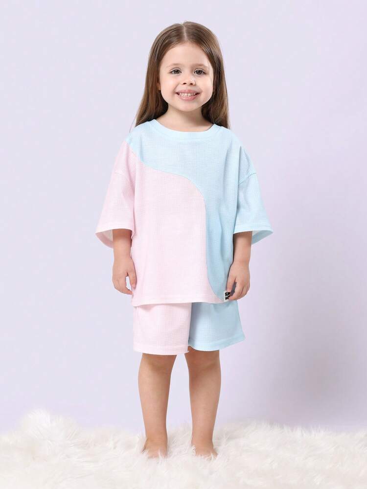 Gemütlicher Komfort mit diesem zweifarbigen Pastell-Pyjama-Set