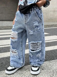 小男孩街头风格复古破洞宽松蓝色牛仔裤，适合儿童服装春夏日常街头服饰