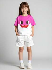 BABY SHARK X SHEIN Camiseta de manga corta informal y versátil con estampado de tiburón de dibujos animados para niña preadolescente en color rosa - Multicolor - Ver 2