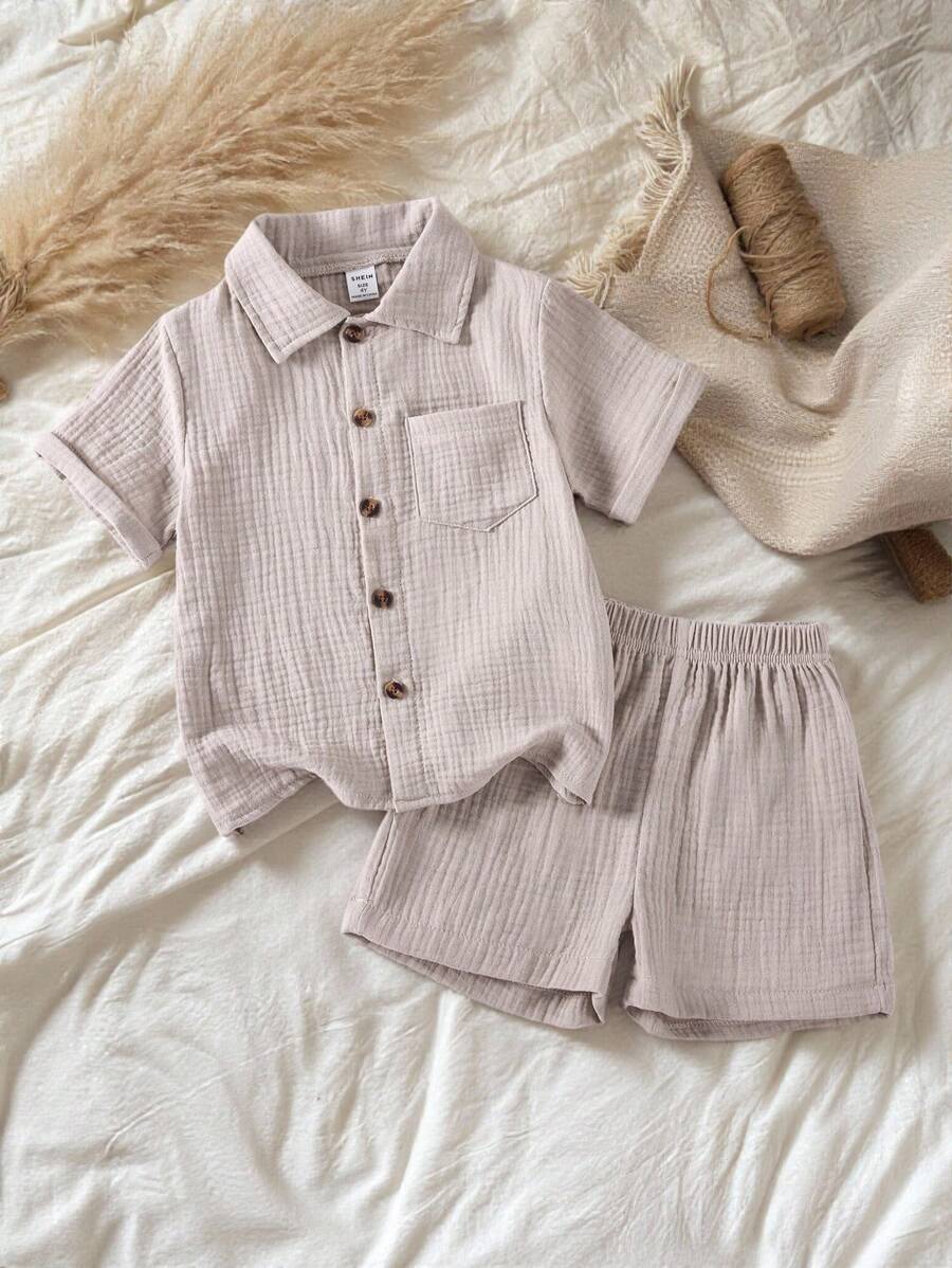 SHEIN 2 件套年轻男孩棉质休闲简约学院风短袖衬衫和短裤，适合日常穿着、学院风、旅行、玩耍、春夏度假、假期、旅行、放松、日光浴 - 卡其色 - 查看 1