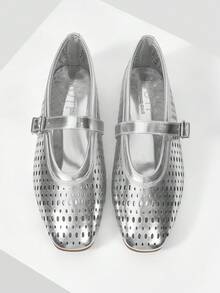 MOTF PREMIUM PU皮镂空平底鞋 - 銀色 - 查看 1