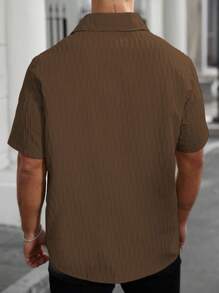 Manfinity Homme Camisa casual de manga corta de un solo pecho en unicolor para hombres de talla grande de verano