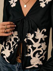 Poéselle 女士复古花卉刺绣系带衬衫，可爱上衣，波西米亚风，适合工作、冬季等各种场合，商务休闲女装，办公室女装，复古富家女装，优雅女装，秋季女装，冬季女装 - 黑與白 - 查看 3