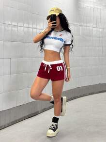 StreetHx 女式海军蓝色印花数字图案修身短裤，配有撞色腰带和侧边带装饰，适合度假的街头服饰 - 酒紅色 - 查看 6