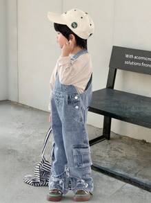 SHEIN Genkimix Kids Denimly 年轻男孩时尚酷炫户外街头校园牛仔背带裤，带星星拼布和多个口袋，水洗牛仔背带裤和背带裤 - 中等水洗藍 - 查看 6