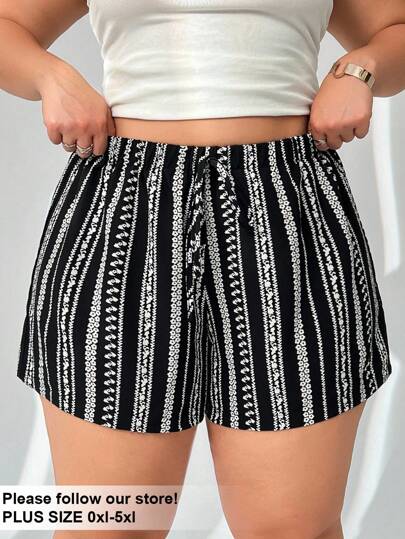 SHEIN EZwear Pantalones cortos casuales sueltos con estampado en blanco y negro para talla grande