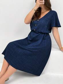 SHEIN Essnce Vestido casual de verano holgado y cómodo para mujer de talla grande, de longitud media con bolsillos, cuello en V, mangas cortas, estilo europeo de verano, adecuado como atuendo de maestra, vestido sencillo