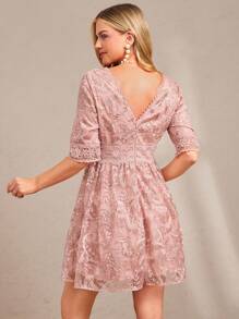 SHEIN Amorya 女士新款时尚优雅 V 领刺绣粉色 A 字短裙，适合派对、下午茶等多种场合 - 粉色 - 查看 2