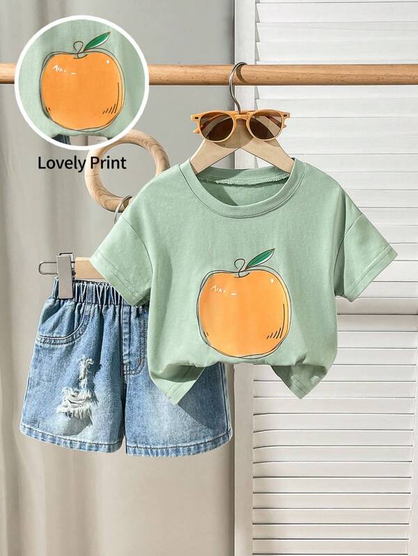 Baby Jungen 2-teiliges Sommer Set, lässiger, süßer, frischer Stil empfohlen. Grüne, frische und kühlende Kombination, grünes Rundhals-Kurzarmoberteil mit Orangen dekoriert, lebendig und süß, kombiniert mit vintage-Washed, zerrissenen Denim-Shorts mit elastischem Bund in blau. Locker geschnittenes Design, geeignet für Ausflüge, den Kindergarten-Alltag, Strandurlaub, Geburtstagsgeschenke - für einen Süß Look!