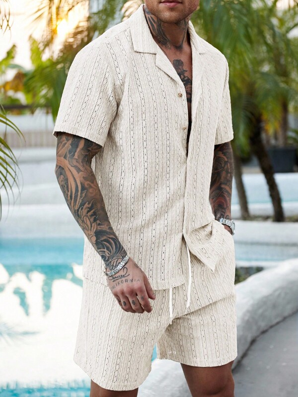 Manfinity RSRT 2 Stücke/Set, Herren Einfarbiges Knopfhemd mit Hohlmuster und Shorts Set, Urlaubs Einfarbiges Freizeitoutfit für Ehemänner, geeignet für Urlaub, Strand, tägliche Lässig, Sommermode Herren Urlaubsoutfit, Herren 2-teilig Sommer-Outfit
