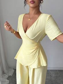 SHEIN PETITE 2 件套小码女士短款交叉 V 领短袖衬衫和高腰阔腿裤，奶油色亚麻，法式，夏季