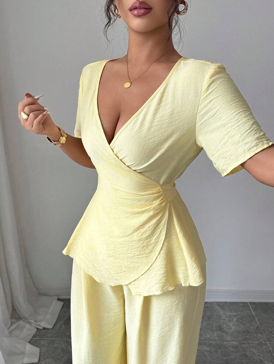 SHEIN PETITE 2 件套小码女士短款交叉 V 领短袖衬衫和高腰阔腿裤，奶油色亚麻，法式，夏季