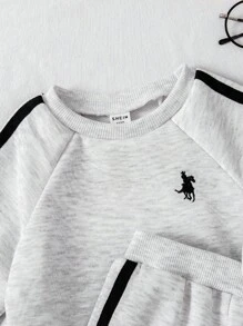 SHEIN Playful Pals 2 pezzi/confezione Bambino maschio Bambino Casual Dinosauro 3D Stampa Maglietta a maniche corte e pantaloncini Set a 2 pezzi, abbigliamento primavera/estate, età 0-3