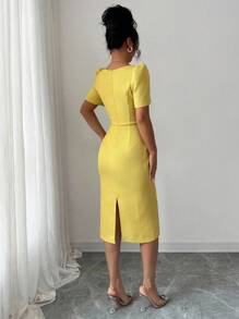 Modelyn Vestido de mujer de tela de tweed amarillo encantador, con cuello cuadrado, mangas cortas y detalle de moño, diseño elegante de longitud hasta la rodilla - Amarillo - Ver 2