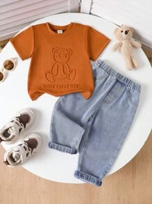 男婴夏季运动T恤和牛仔套装！上衣采用清新色调，搭配可爱的小熊图案，充满可爱个性；下装搭配经典牛仔裤，简约时尚。适合外出展现童真，休闲居家穿着舒适自由，活力四射的运动，甚至派对派对，都能成为吸睛的焦点。 - 彩色 - 查看 7