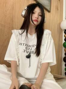 DAZY Camiseta casual de verano con estampado de letras y ribete de encaje para mujeres