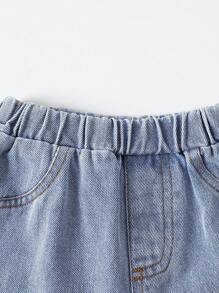 男婴夏季运动T恤和牛仔套装！上衣采用清新色调，搭配可爱的小熊图案，充满可爱个性；下装搭配经典牛仔裤，简约时尚。适合外出展现童真，休闲居家穿着舒适自由，活力四射的运动，甚至派对派对，都能成为吸睛的焦点。 - 彩色 - 查看 5