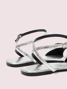 CUCCOO DOLLMOD Sandales plates à bout rond pour femmes, motif papillon en métal argenté, à la mode, idéales pour l'été, la plage et les vacances