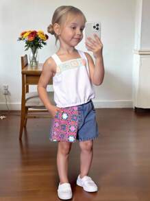SHEIN Set de 2 piezas de top de tirantes estampado y pantalones cortos vaqueros cómodos y versátiles para niña joven - Blanco - Ver 7