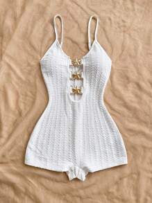 Soleia Femmes Combinaison en maille texturée plissée blanche pour les vacances, décoré d'une étoile de mer métallique à l'avant, coupe ajustée. Convient pour les fêtes, les rendez-vous, le thé de l'après-midi, la plage. Peut être portée à l'intérieur ou à l'extérieur. Style casual de rue