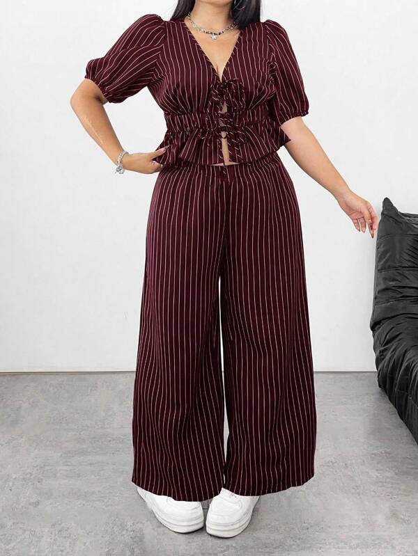 SHEIN PETITE Conjunto de 2 piezas de top corto de manga corta a rayas con cuello en V y ajuste en la cintura, talla grande pantalón casual a juego de talla grande para vacaciones