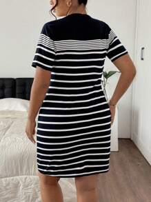 SHEIN Frenchy 大码女式条纹圆领短袖纽扣设计休闲夏装 - 黑與白 - 查看 2