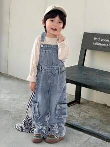 SHEIN Genkimix Kids Denimly 年轻男孩时尚酷炫户外街头校园牛仔背带裤，带星星拼布和多个口袋，水洗牛仔背带裤和背带裤 - 中等水洗藍 - 查看 4