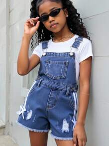 Celana Pendek Overall Denim Kasual Nyaman untuk Anak Perempuan, Modis untuk Perjalanan Jalanan, dengan Hiasan Pita Rajut Lucu dan Desain Ujung Robek. - Medium Wash - View 6