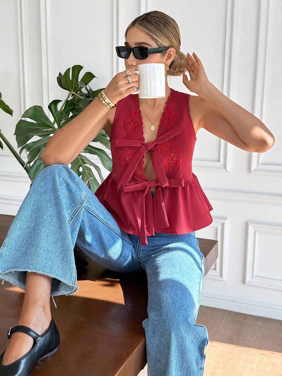 SHEIN Frenchy 女式夏季简约花朵刺绣前系带荷叶边下摆吊带背心 - 酒紅色 - 查看 1