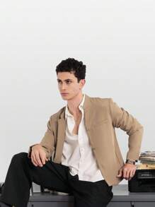SHEIN X ELOISA & ORSON AKNOTIC Business Casual Chaqueta de traje de corte ajustado con cuello mao y botones metálicos de color caqui para hombre, adecuada para uso diario, vacaciones y primavera/verano, regalo de graduación