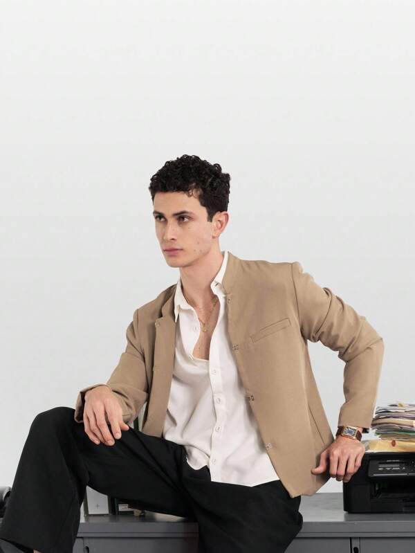 SHEIN X ELOISA & ORSON AKNOTIC Business Casual Chaqueta de traje de corte ajustado con cuello mao y botones metálicos de color caqui para hombre, adecuada para uso diario, vacaciones y primavera/verano, regalo de graduación