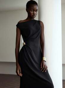 Lumivelle فستان بلا أكمام منسدل مزين بإبزيم معدني للنساء - الأسود - مشاهدة 5