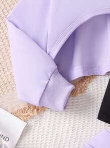 مجموعة 3 قطع للبنات (4-7 سنوات) أنيقة وجذابة: لباس علوي رياضي بلون المشمش مع تأثير دافئ ومتنوع ، فوق ملابس علوية أسود بسيط مطبوع عليه حرف LOSANGELES ، تنورة منسوجة بتفاصيل أنيقة وجميلة. يمكن ارتداء المجموعة بشكل منفصل أو مزجها لمظاهر مختلفة ، مناسبة للربيع والخريف والشتاء