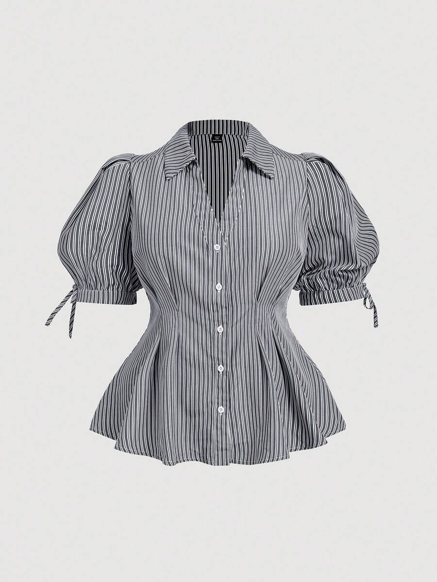 SHEIN MOD 新款春夏女士加大码优雅条纹短袖衬衫，系腰带泡泡袖上衣，适合职场和休闲穿着，凸显身材 - 黑與白 - 查看 1