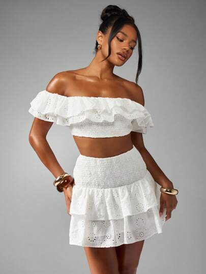 MISSGUIDED Conjunto de dos piezas de verano con bordados ingleses, top corto con hombros descubiertos, falda mini de cintura alta, look de festival de playa con encaje calado y volantes, ideal para vacaciones y resort