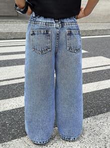 小男孩街头风格复古破洞宽松蓝色牛仔裤，适合儿童服装春夏日常街头服饰