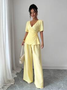 SHEIN PETITE 2 件套小码女士短款交叉 V 领短袖衬衫和高腰阔腿裤，奶油色亚麻，法式，夏季